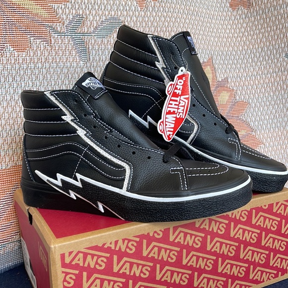 Vans WMNS Sk8-Hi Bolt Black/Black
VN0A5JIVBKA1
Sneakers - athletic shoes - Picture 6 of 16